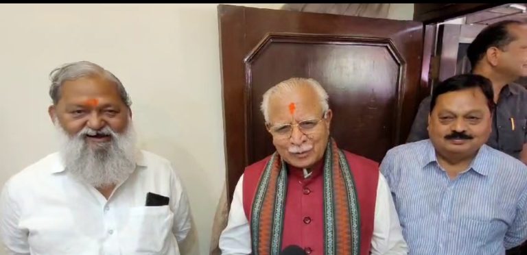 पूर्व CM मनोहर लाल खट्टर ने अनिल विज के निवास पर की मुलाकात… एक दूसरे को लगाया ग़ुलाल
