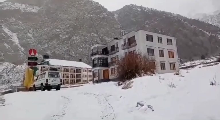 सोलंगनाला में हल्का हिमपात..अटल टनल फिर हुई बंद सोलंगनाला तक भेज रहे पर्यटकों के वाहन