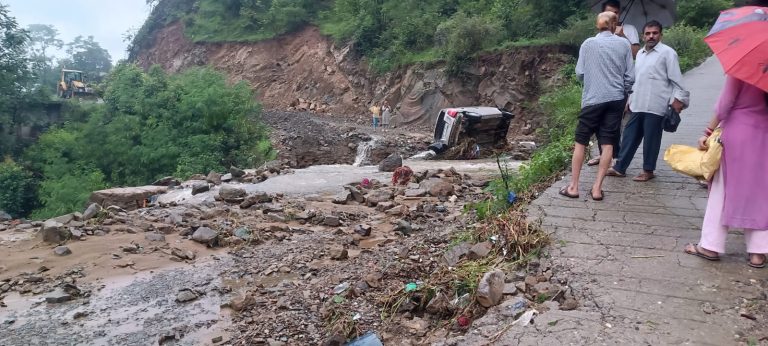 मंडी जिले में बादल फटने से तबाही — फ्लैश फ्लड में एक की मौत, सात लोग लापता