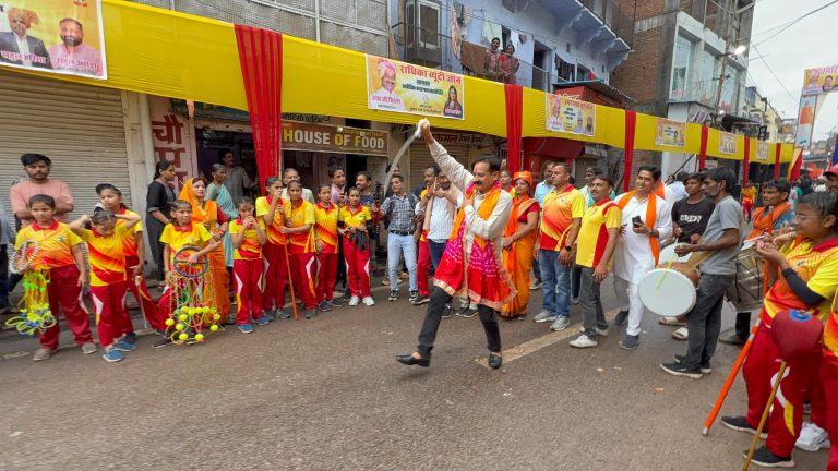 कोटा में लोकसभा स्पीकर ओम बिरला के OSD राजीव दत्ता ने लहराई तलवार
